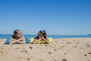 Así es la alternativa ligera a las tumbonas que pesa casi como las toallas y que está arrasando este verano