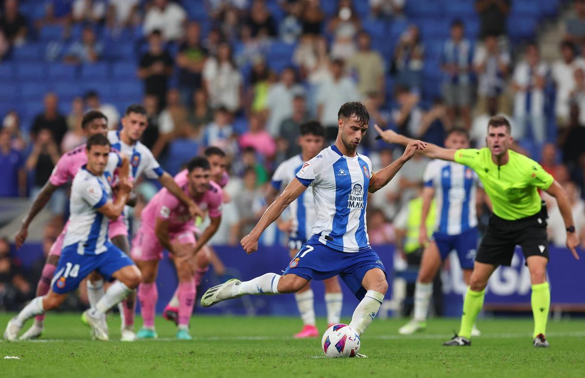 Puado lanza el penalti que permitió empatar el partido al Espanyol.