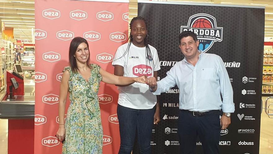 Rocío de las Heras, Aya Traoré y Sebastián del Rey, en el supermercado del centro comercial Zoco Córdoba.