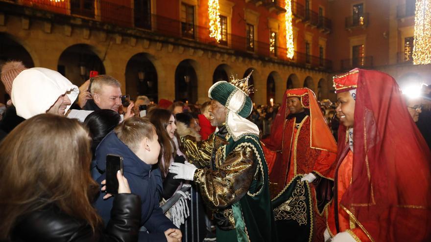 Los Reyes Magos, a los niños, desde el Ayuntamiento de Gijón: &quot;Venimos cargados de regalos&quot;