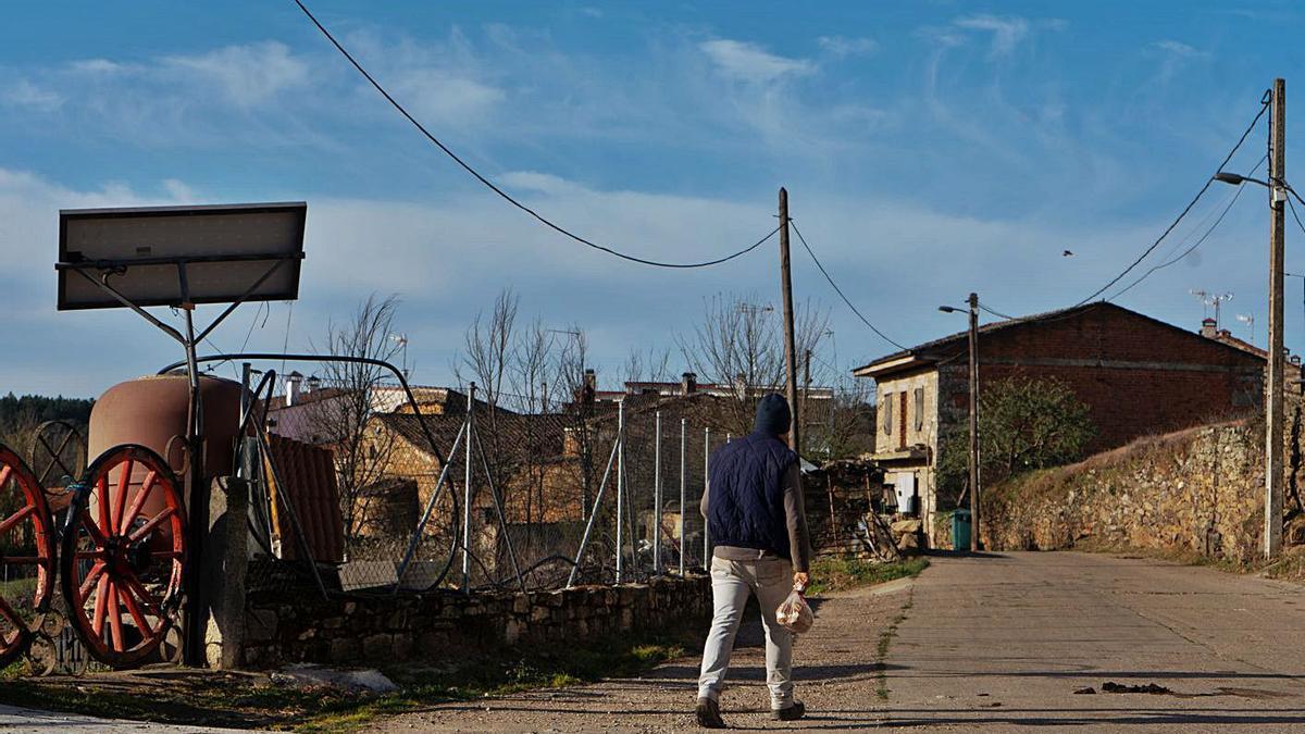 Un hombre camina por un pueblo de Zamora. |