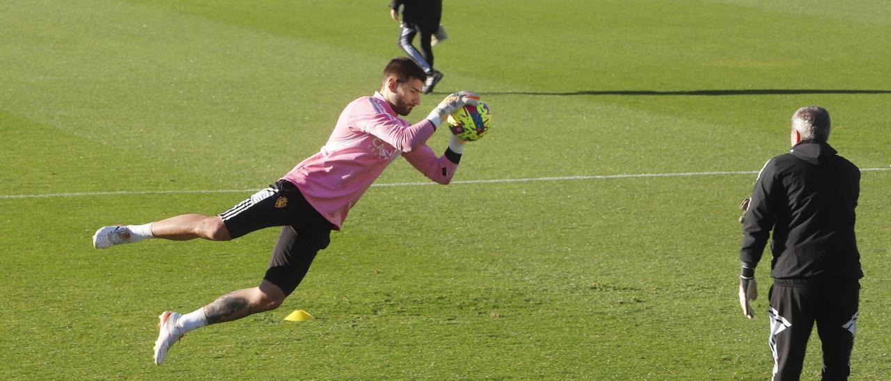 Ratón se lanza para atrapar un balón en un entrenamiento del Real Zaragoza.