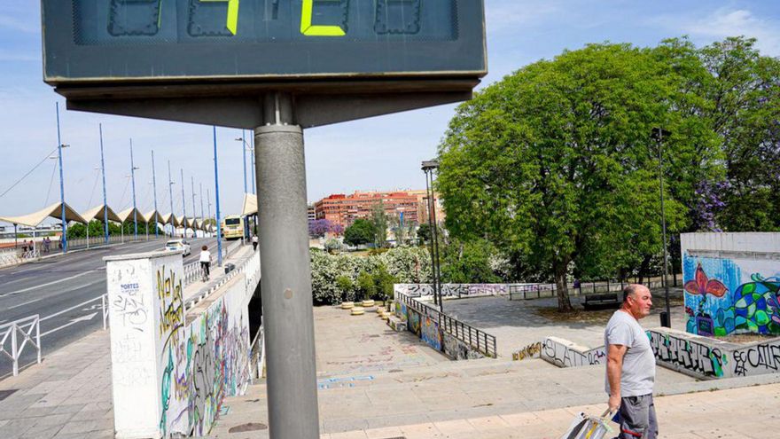 Un termómetro en Sevilla, el 19 de mayo del pasado año. | // E. BRIONES