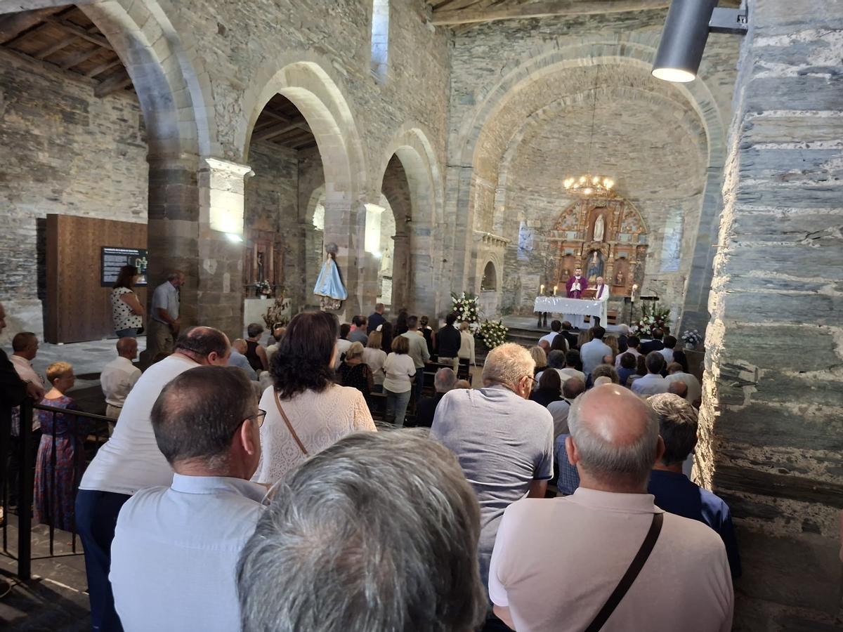 En imágenes: La iglesia de Santa María, en Villanueva, se llena para dar el último adiós a Enrique López En imágenes: La iglesia de Santa María, en Villanueva, se llena para dar el último adiós a Enrique López
