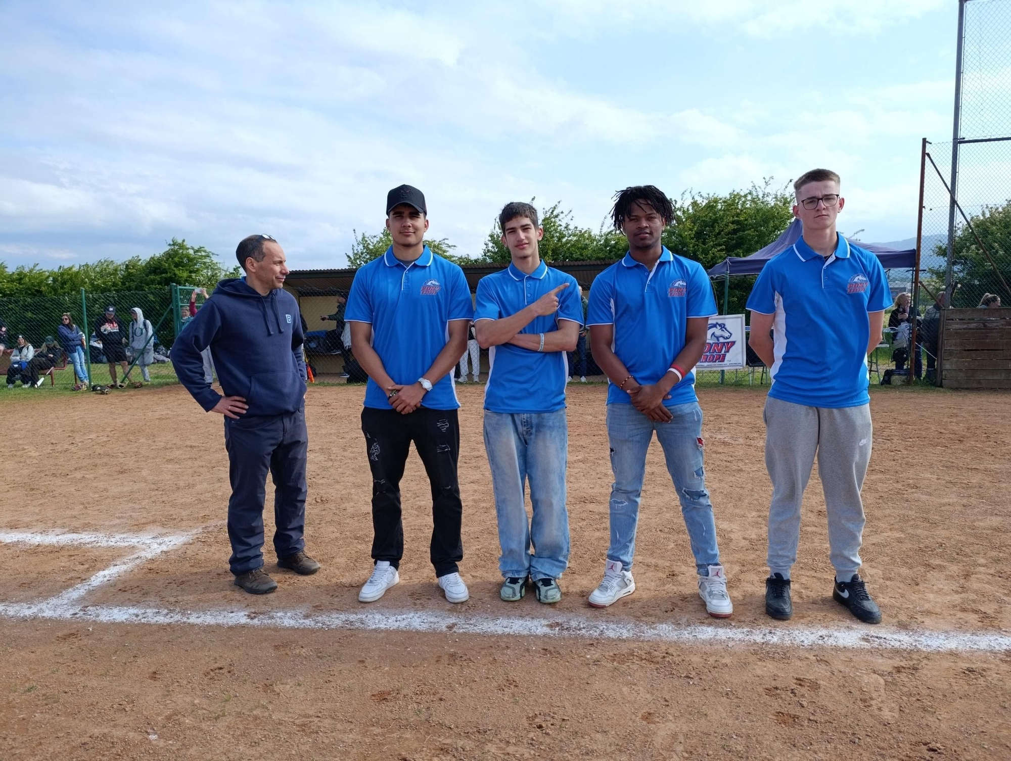 El campeonato Europeo de la Pony League de Béisbol batea en Llanera