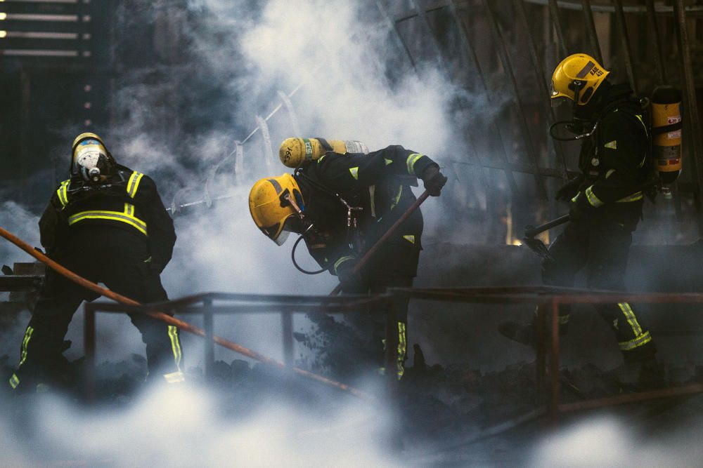 UN INCENDIO DE PALÉS EN UN PARQUE COMERCIAL ...