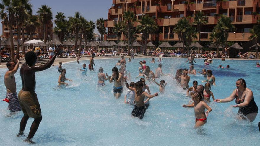 Clientes y empleados de animación y ocio en un hotel de la Costa del Sol.