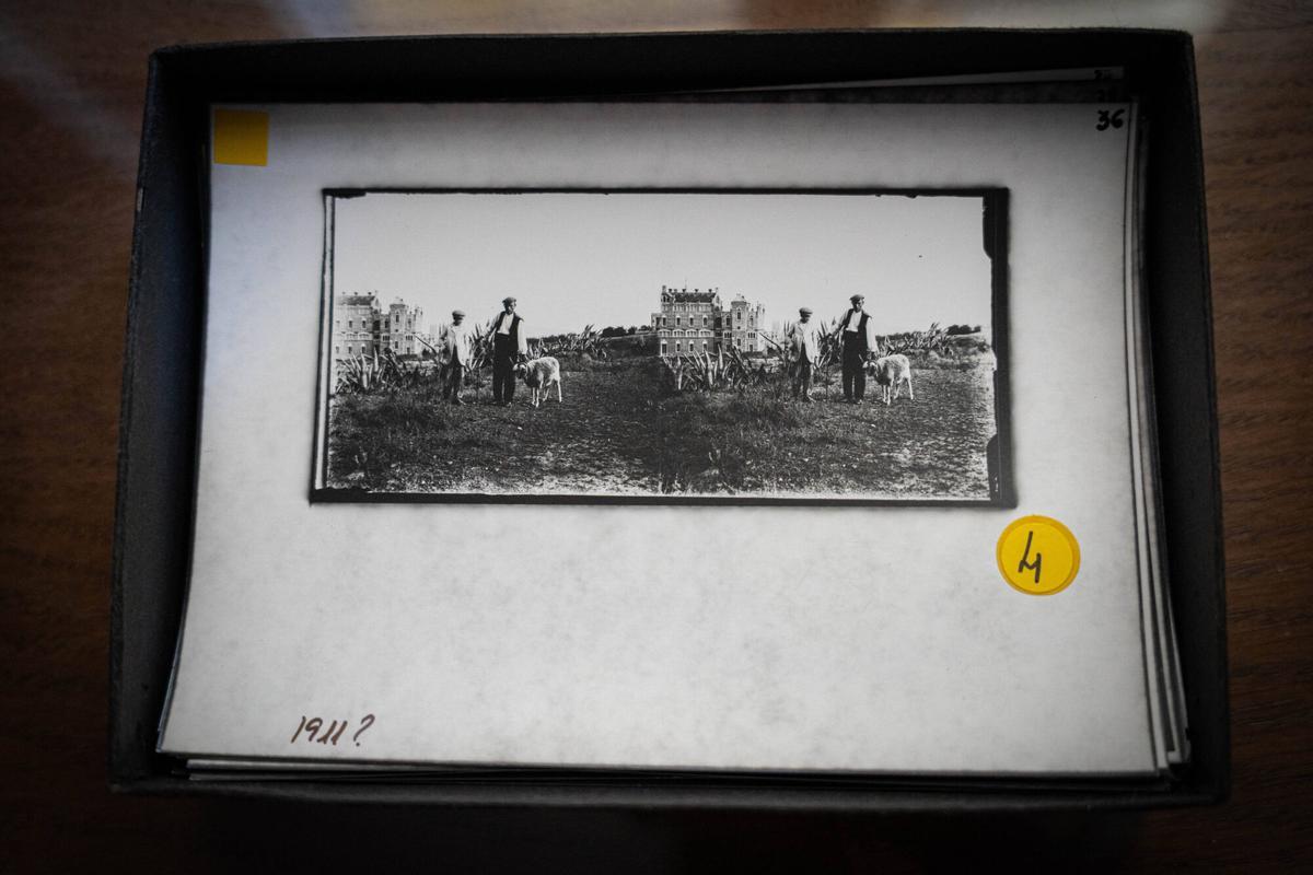 Imágenes de parte del legado de archivos, que Portolés guarda en su casa de Barcelona