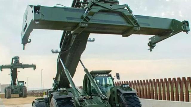 Apiladora telescópica militar de Uplifting.