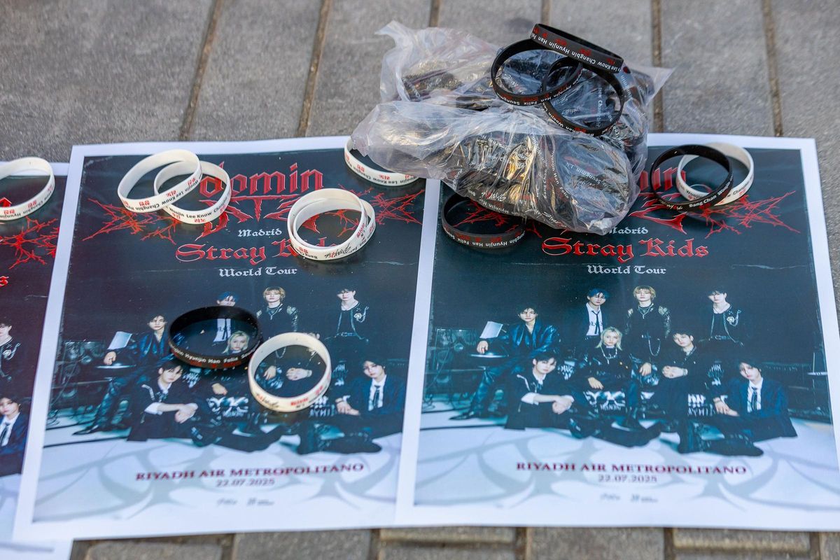 Pulseras y carteles que los fans de Stray Kids han creado para la ocasión.