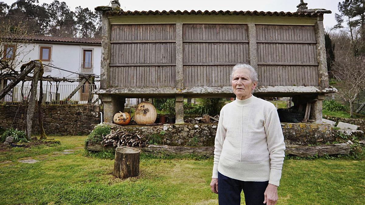 Delia Bustelo Buela, ayer, en su vivienda de San Xiao de Vea. |  // BERNABÉ/JAVIER LALÍN