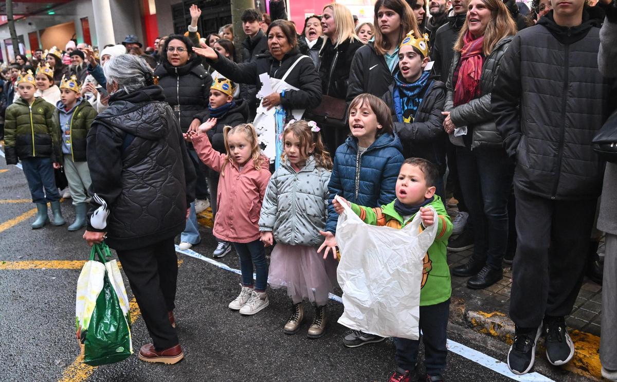 Los Reyes Magos recorren las calles de Elche a pesar de la amenaza de lluvia