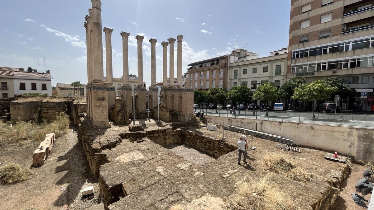 Tareas de limpieza realizadas este verano en el Templo Romano de Córdoba.