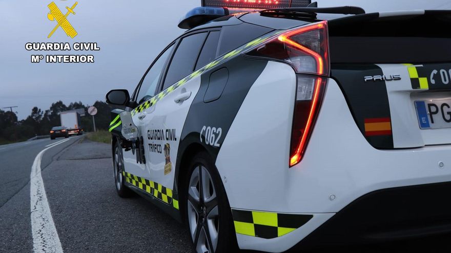 Un coche de la Guardia Civil durante un control