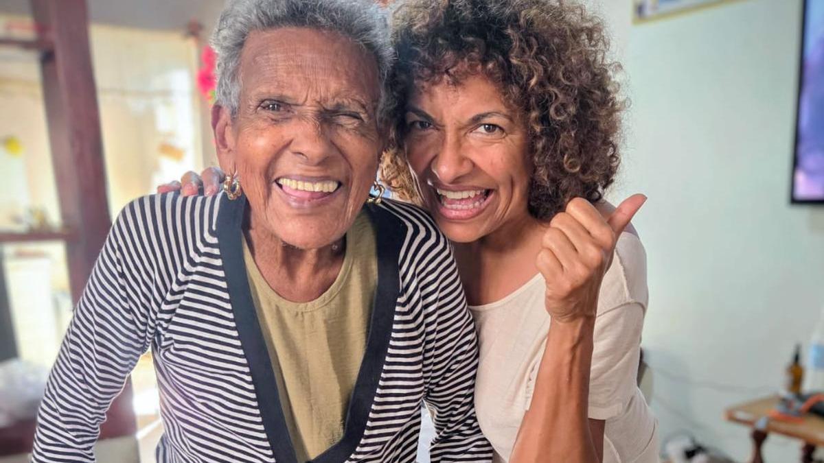 Mayra Medina, junto a su madre, en su visita a Cuba.