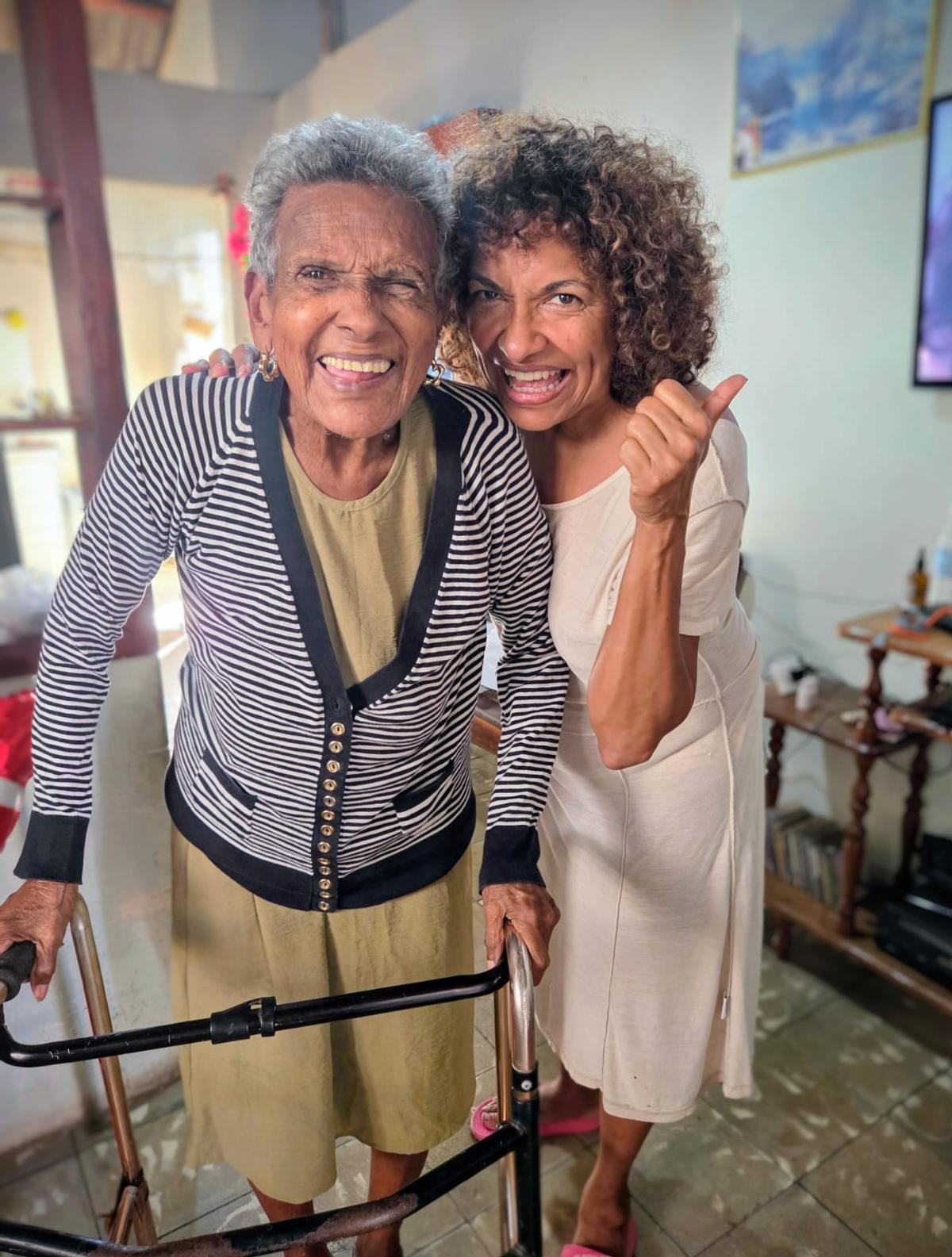 Mayra Medina, junto a su madre, en su visita a Cuba.