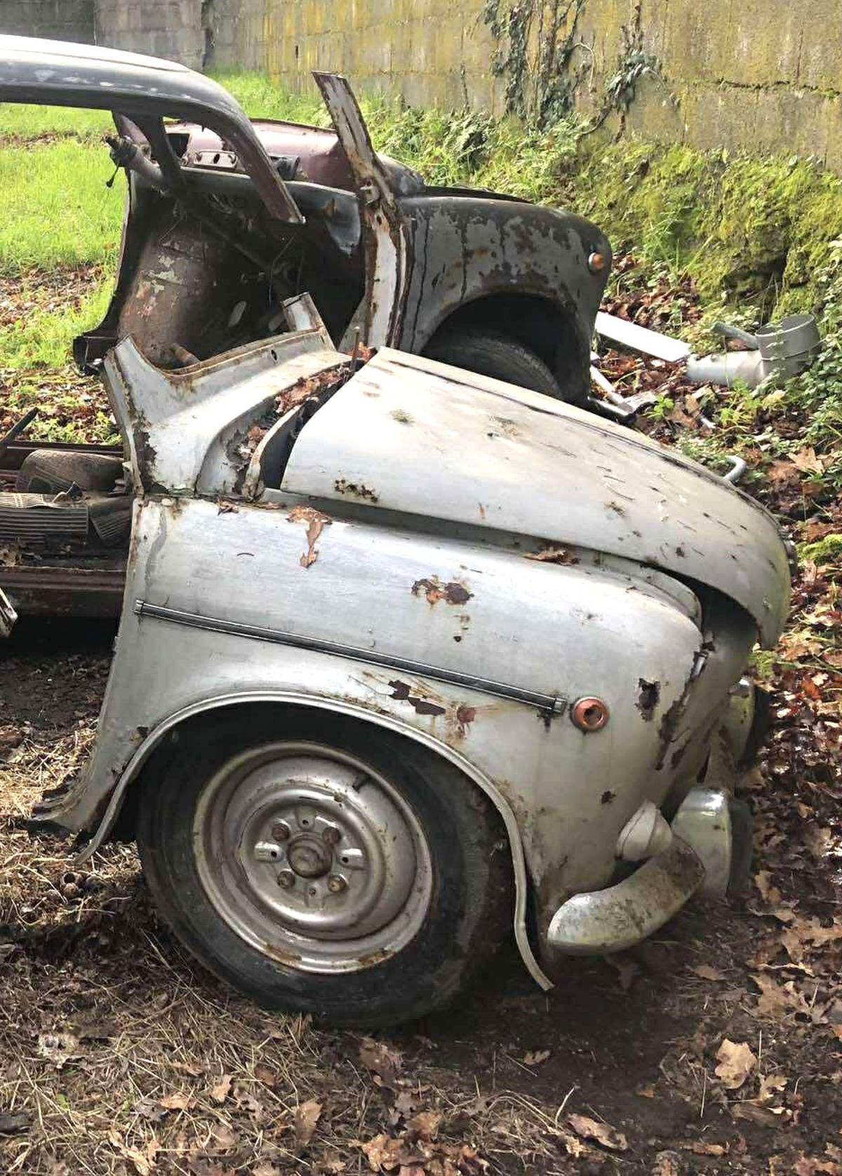 Así estaba el Seat 600 antes de convertirse en un sofá.