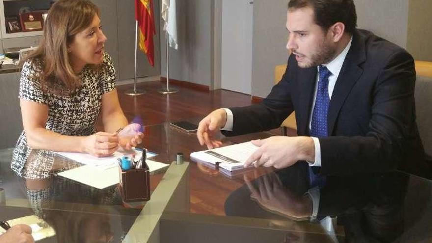 Beatriz Mato, durante la reunión con el alcalde Jorge Cubela. // FdV