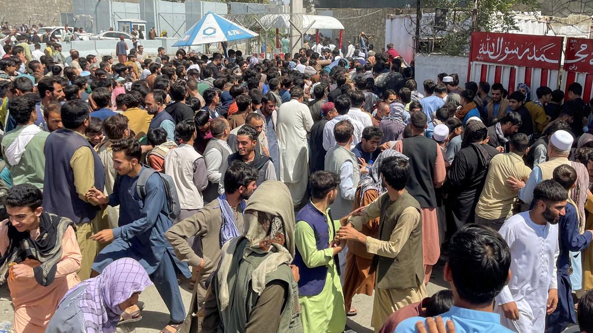 Una multitud intenta entrar en el aeropuerto internacional Hamid Karzai de Kabul.