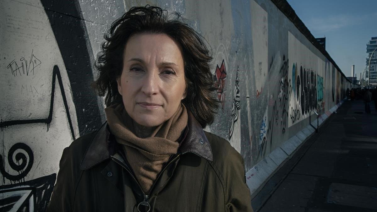 La escritora Paloma Sánchez-Garnica, ante el Muro de Berlín.