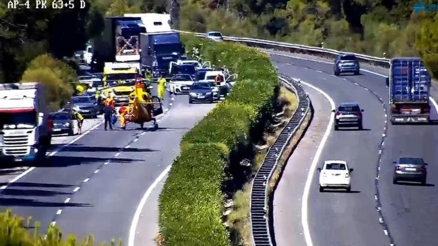 Vídeo | Evacuación en helicóptero de un herido en un accidente en la AP-4