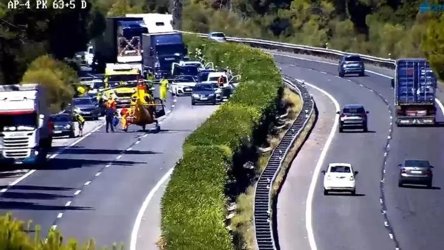 Grave accidente entre un turismo y un camión en la AP-4: dos heridos y retenciones de tráfico hacia Sevilla
