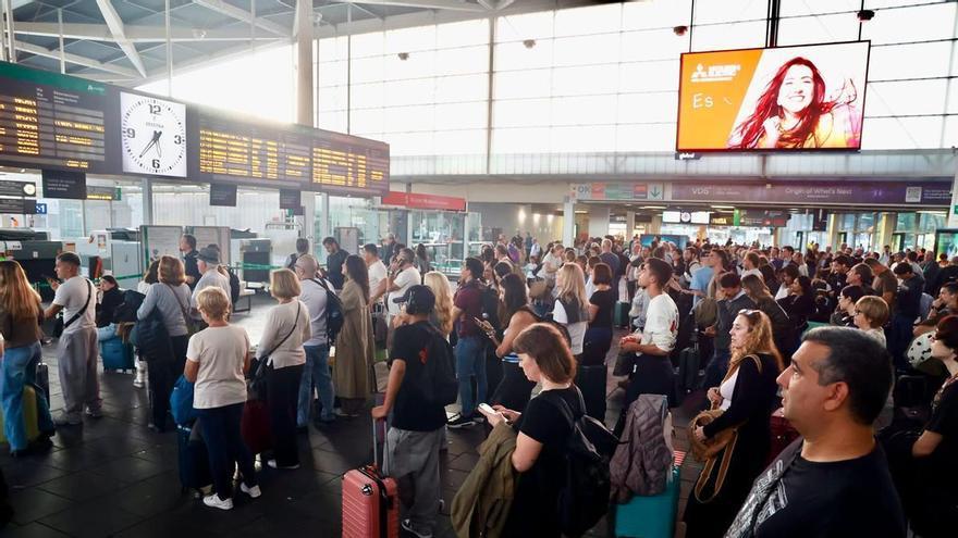 Retrasos y cancelaciones colapsan la estación de Joaquín Sorolla