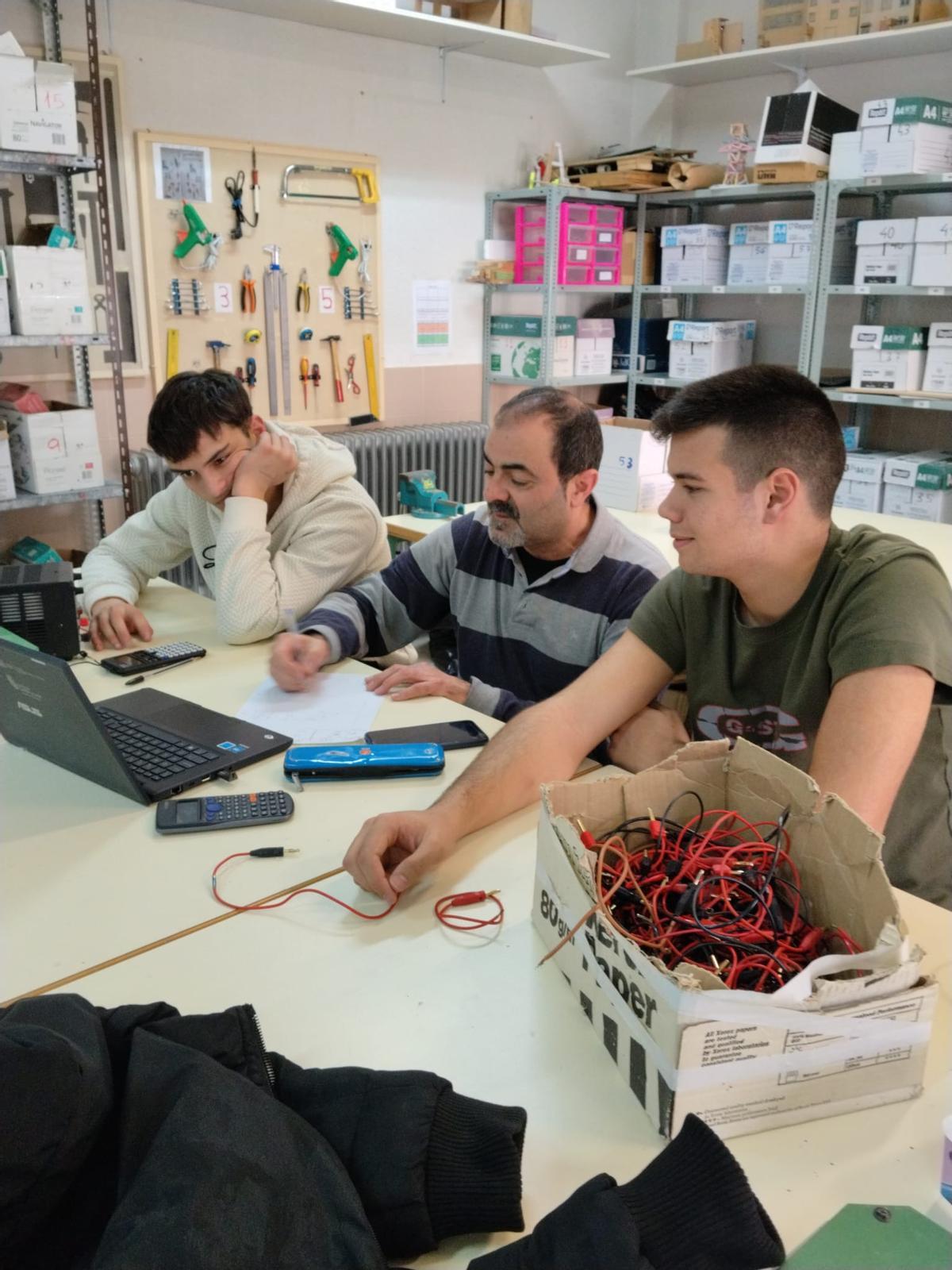 Profesor y alumnos del IES María de Molina, durante una de las jornadas de preparación del proyecto. Profesor y alumnos del IES María de Molina, durante una de las jornadas de preparación del proyecto.