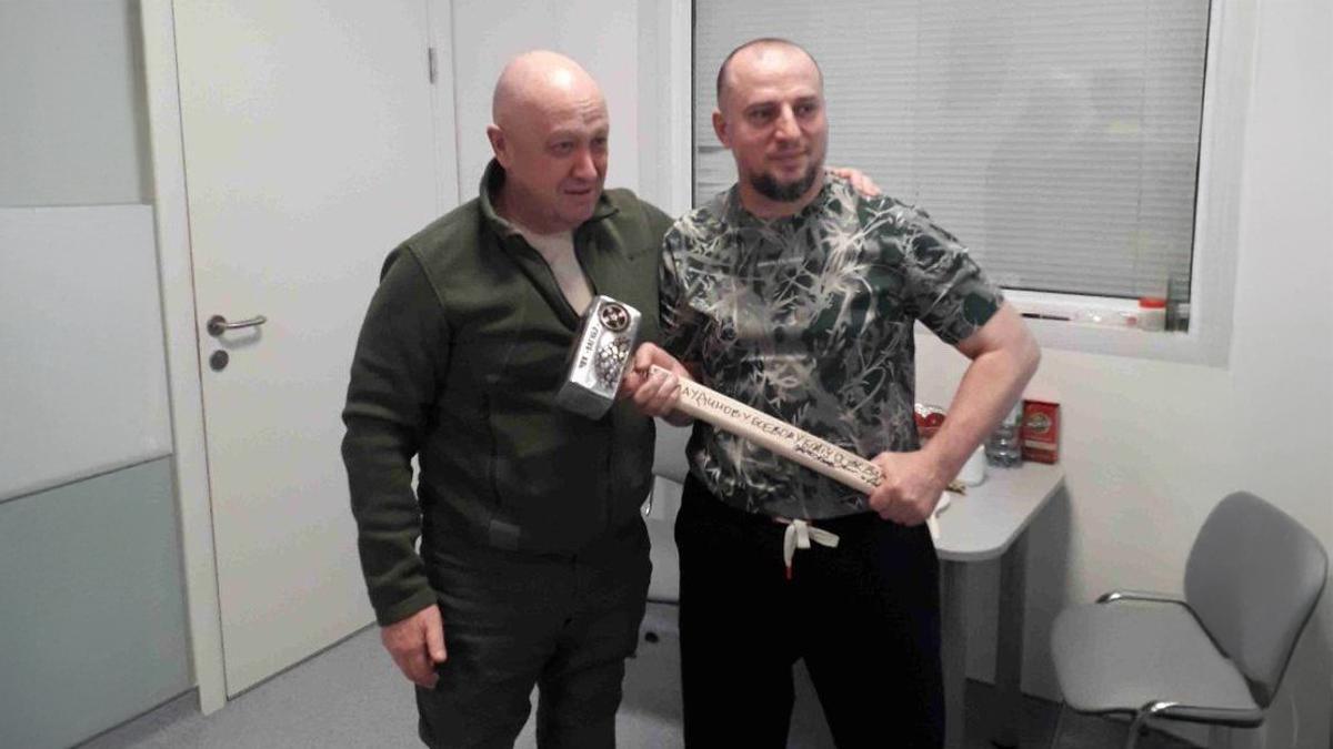 El fallecido Yevgueni Prigozhin, líder de Wagner, le entrega un martillo a Apti Alaudinov, líder de las Fuerzas especiales Ajmat, en febrero de 2023, pocos meses antes de levantarse contra el ministerio de Defensa.