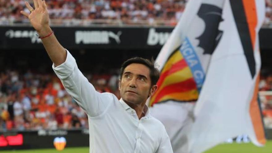 Marcelino, uno de los más ovacionados ayer durante la presentación, saluda a la grada de Mestalla.