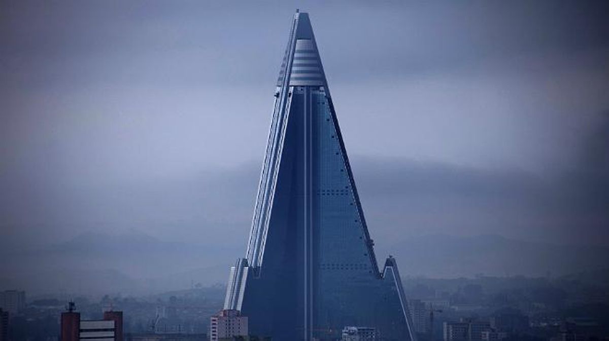 S’han vist tres habitacions il·luminades dalt de l’hotel buit Ryugyong, a Pyongyang, Corea del Nord.