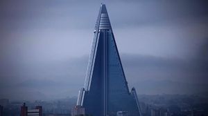 S’han vist tres habitacions il·luminades dalt de l’hotel buit Ryugyong, a Pyongyang, Corea del Nord.