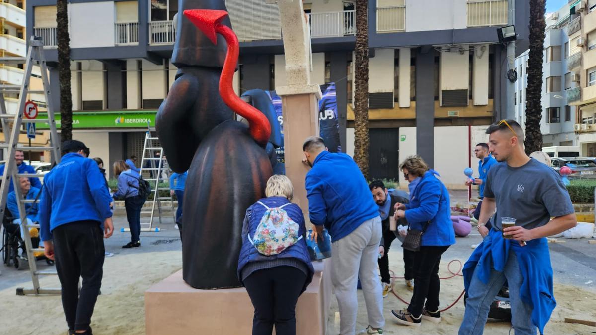 Los falleros de Luis Suñer pintan el monumento.