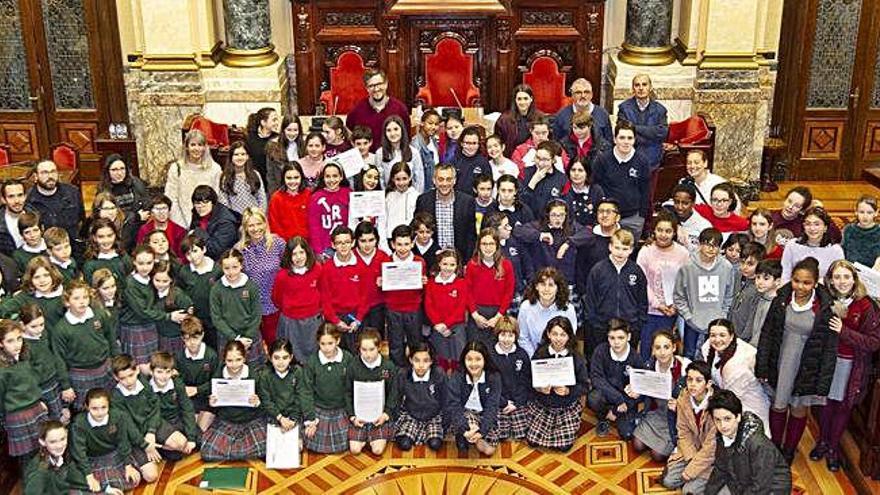 Participantes del Proxecto Semente, con el alcalde y el concejal.