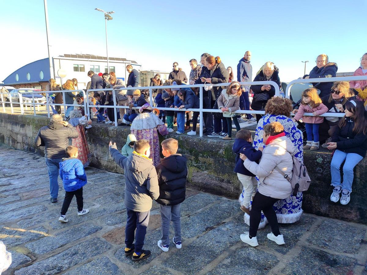 Los Reyes Magos llegan a Bueu por mar antes de la cabalgata de esta tarde
