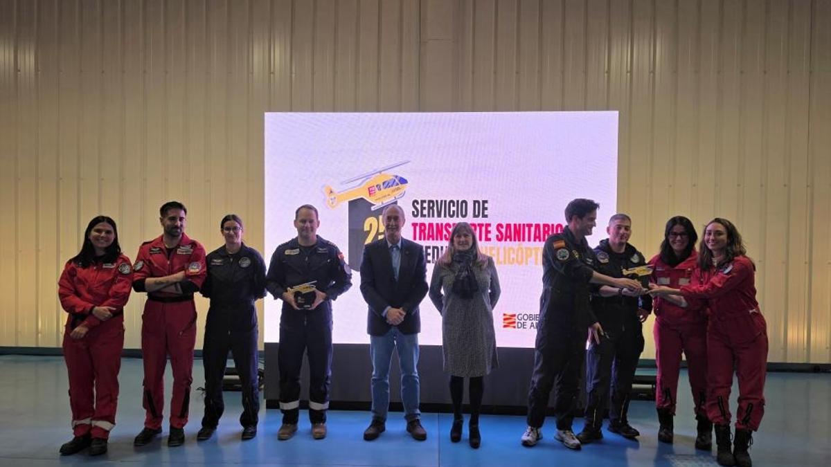 El director general de Interior y Emergencias, Miguel Ángel Clavero, y la Secretaria General Técnica de Hacienda, Interior y Administración Pública, Laura Moreno, con representantes de las dos tripulaciones de los helicópteros medicalizados.