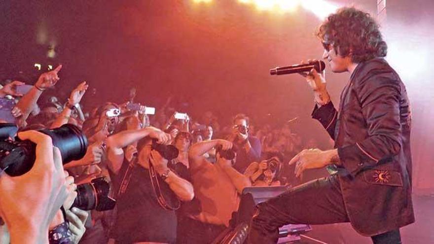 Bunbury repasa su trayectoria artística en el concierto de anoche en Son Amar