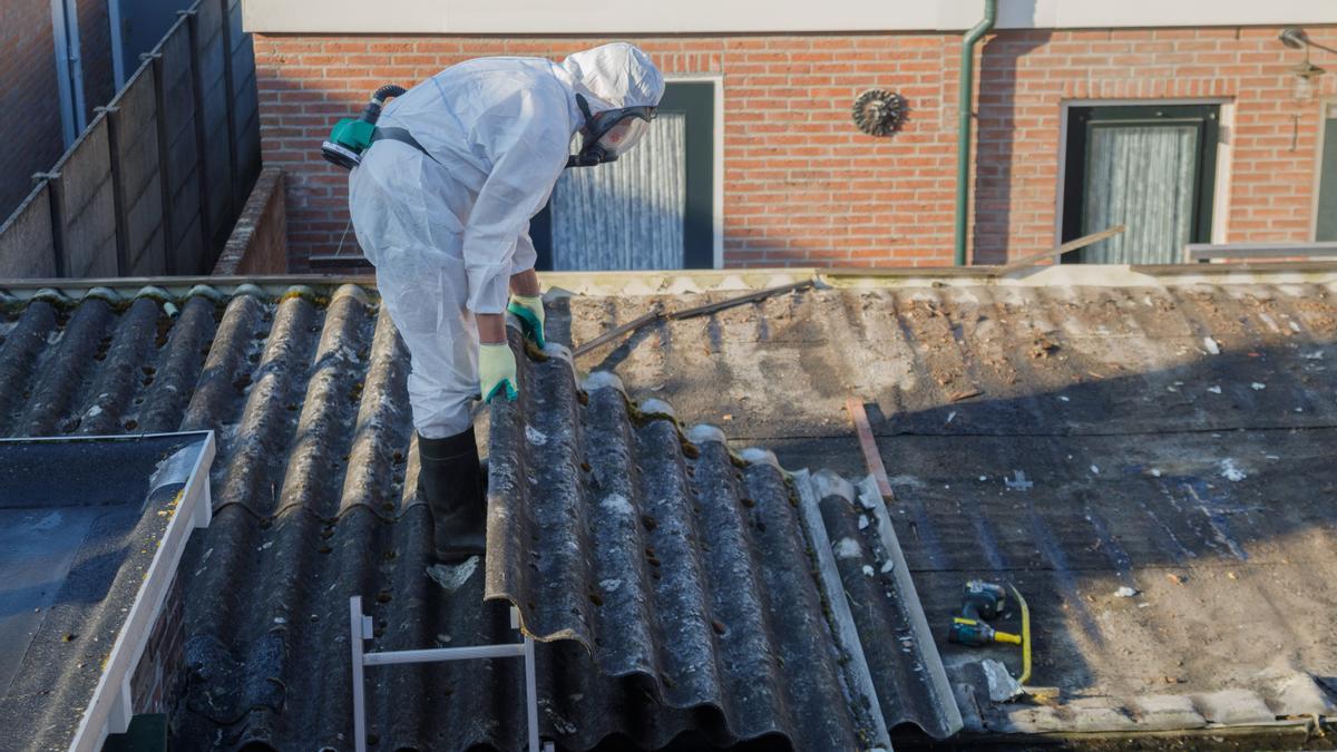 Los tejados de uralita contienen amianto y es imprescindible eliminarlos cuanto antes.