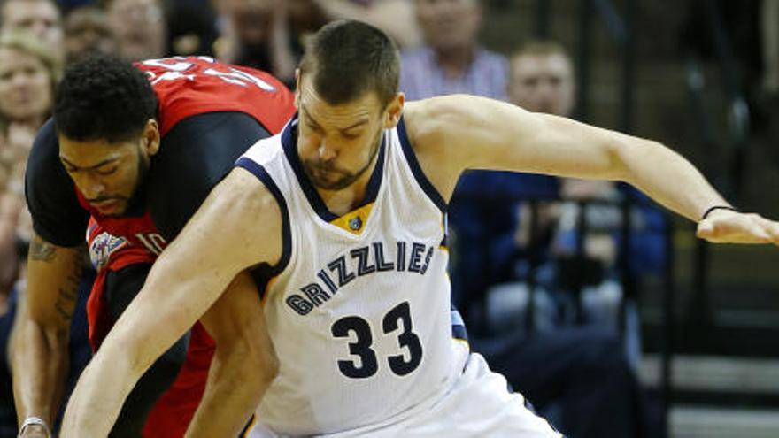 Marc Gasol, que participará en su tercer All-Star, pelea por un balón con Anthony Davis