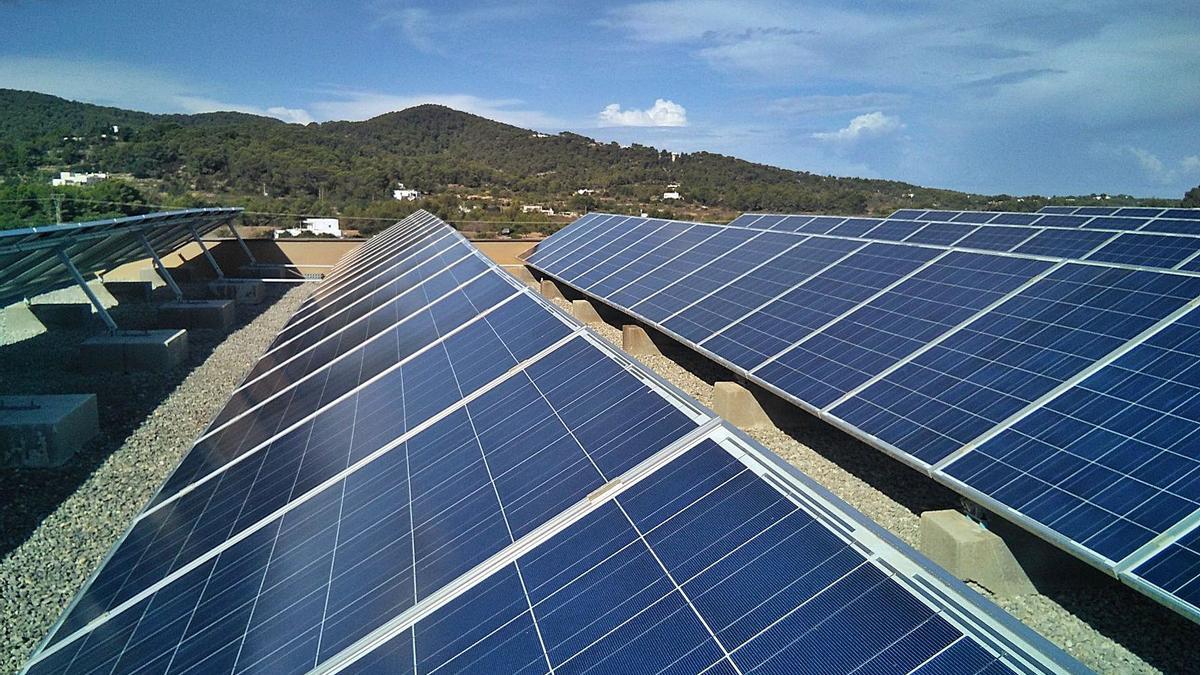 Instalación y puesta en marcha de 172 placas fotovoltaicas en el CEIP Es Vedrà