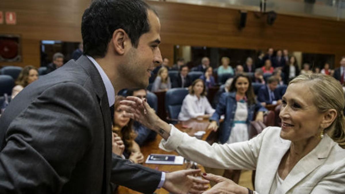 La candidata del PP, Cristina Cifuentes, saluda al candidato de Ciudadanos, Ignacio Aguado, este miércoles, en la Asamblea de Madrid.