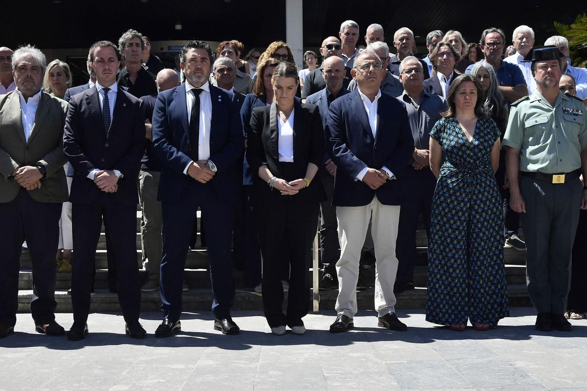 CALVIÁ, 12/06/2026.- La presidenta del Govern Balear Marga Prohens (c) junto al alcalde de Calviá Juan Antonio Amengual (3i) y el delegado del Gobierno Alfonso Rodríguez (3d), este viernes durante el minuto de silencio frente el ayuntamiento de Calviá por los dos fallecidos en un incendio en Magaluf, Calviá EFE/ Miquel A. Borràs
