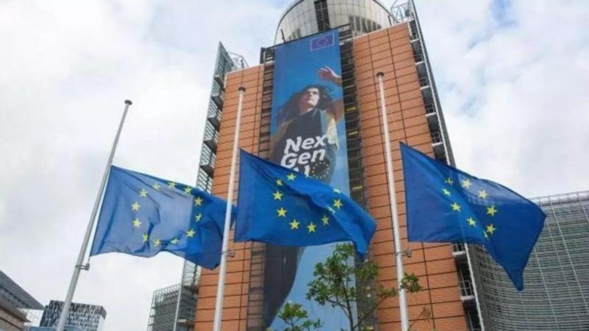Fachada de la Comisión Europea, en Bruselas, con una lona alusiva a los Next Generation.