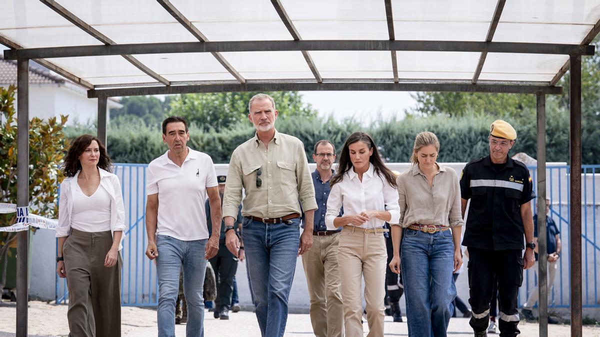 Los Reyes, Don Felipe VI y Doña Letizia, acompañados del general jefe de la UME, Francisco Javier Ramos (d); la presidenta de la Comunidad de Madrid, Isabel Díaz Ayuso (i), la vicepresidenta del Gobierno y ministra para la Transición Ecológica y el Reto Demográfico, Sara Aagesen (2d), y el alcalde de Villamanta, Mariano Núñez (2i), durante la visita a los evacuados por el incendio de la sierra oeste.