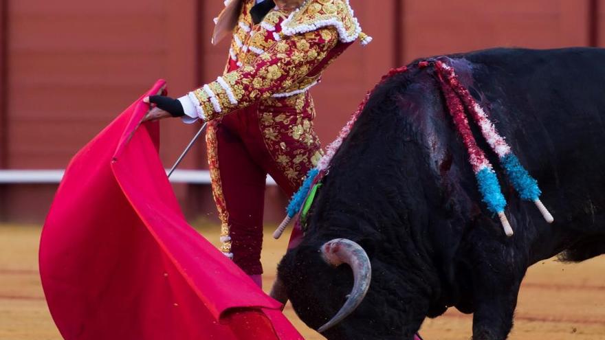 Manzanares rematando un excelente pase de pecho al segundo de la tarde