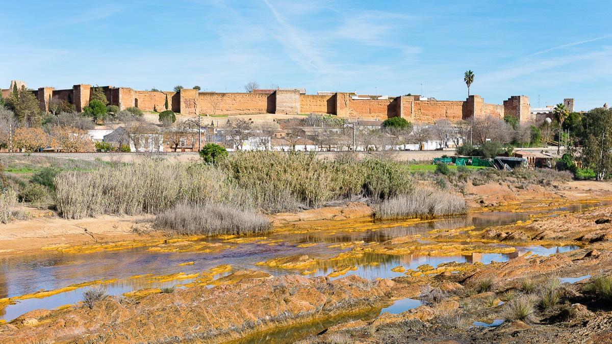 La muralla de Niebla (Huelva) desde el río Tinto