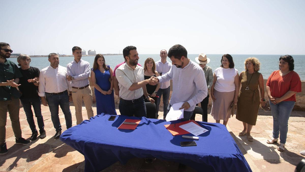 Firma del pacto de gobierno en Sagunt entre el PSPV y EU-Podem.