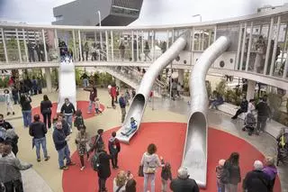 Nueva zona verde: Los vecinos abarrotan las nuevas Glòries en su inauguración a pesar de la lluvia