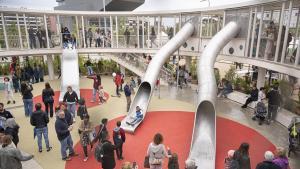 Nueva zona verde  Los vecinos abarrotan las nuevas Glòries en su inauguración a pesar de la lluvia