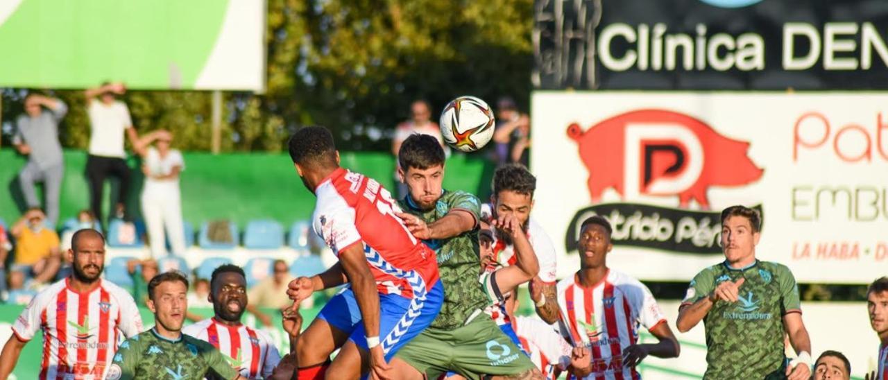 Jugadores de Don Benito y Villanovense, durante el partido del año pasado en Villanueva.